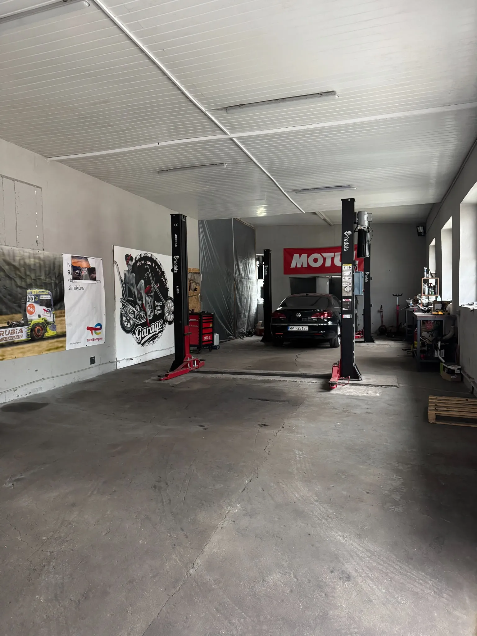 Wnętrze warsztatu Urban Auto Service w Warszawie